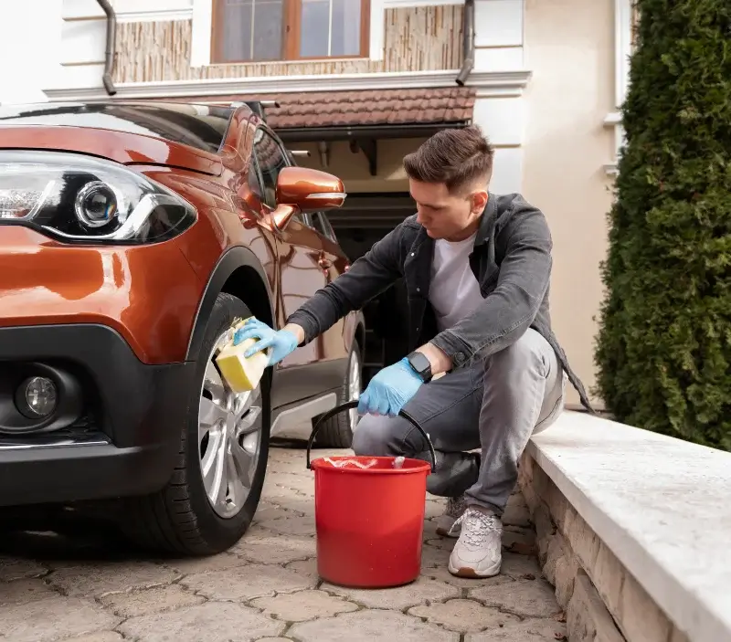 Lavage auto à domicile Saint-Amans-du-Pech : professionnel intervenant sur un véhicule